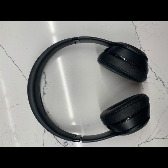 All Black Solo 3 Wireless Beats Headphones - Picture 6 of 8